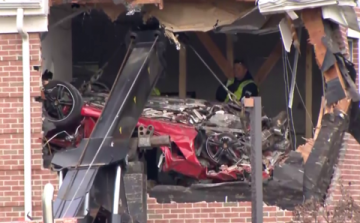 Ketten meghaltak, amikor sportkocsijukkal egy épület második emeletébe csapódtak