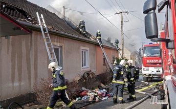 Kigyulladt egy ikerház tetőtere Győrben