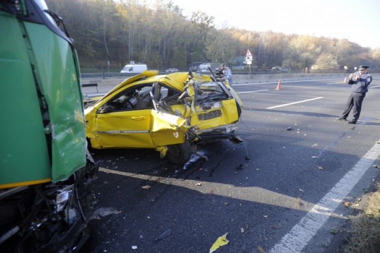 Szörnyű baleset az autópályán Gödöllőnél- Roncsaira tört az autó