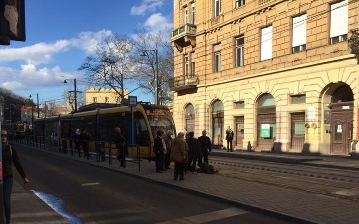 Szörnyű baleset történt Budapesten - Leállt a 4-es és a 6-os villamos is