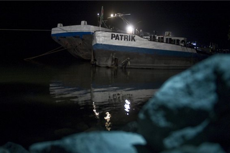 Átfejtették a gázolajat a Dunaföldvárnál megfeneklett hajóból