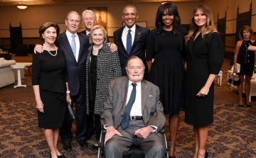 Összeálltak egy fotóra volt amerikai elnökök és first ladyk