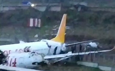 Túlfutott a kifutópályáról egy Boening repülőgép, darabokra tört 