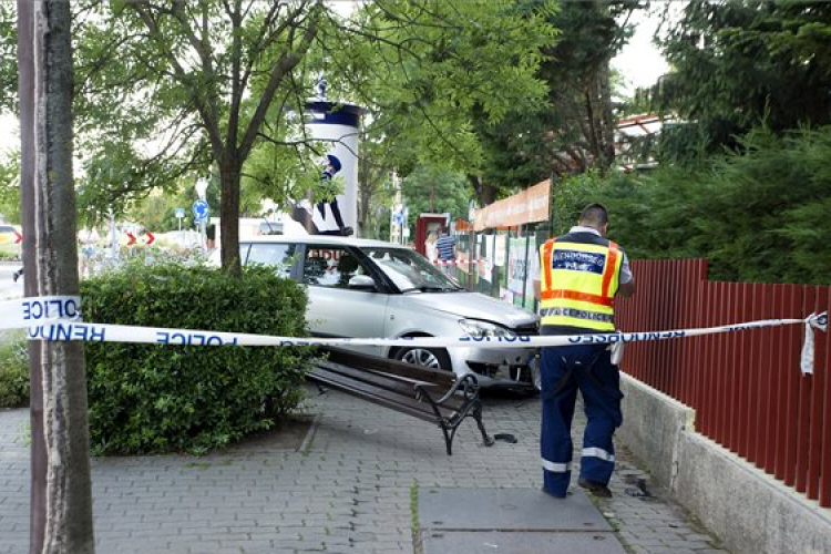 Egy nőt és két gyermeket sodort el egy autós Budapesten