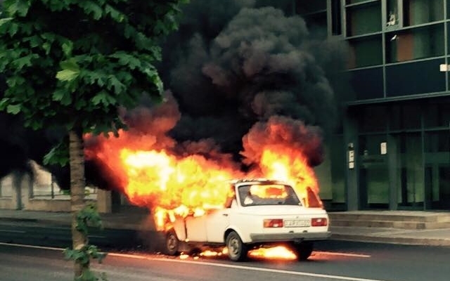 Kiégett egy autó Győrben a Mártírok útján