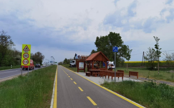 Csodálatos, faragott kapuval gazdagodott a Győr-Pannonhalma kerékpárút