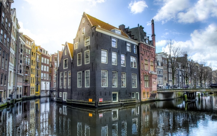 Bírságot fizethetnek a turisták Amszterdamban 