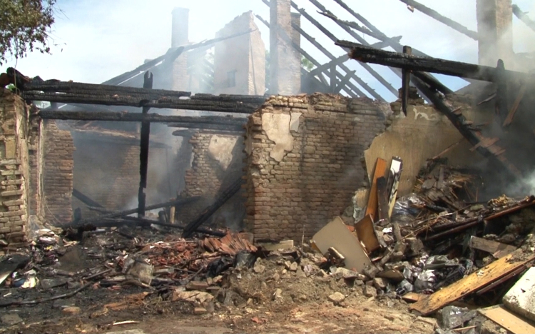 Teljes terjedelmében égett egy ház Abdán