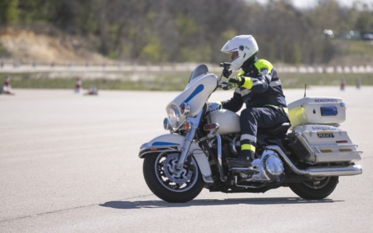 A biztonságos motorozásra hívja fel a figyelmet a rendőrség