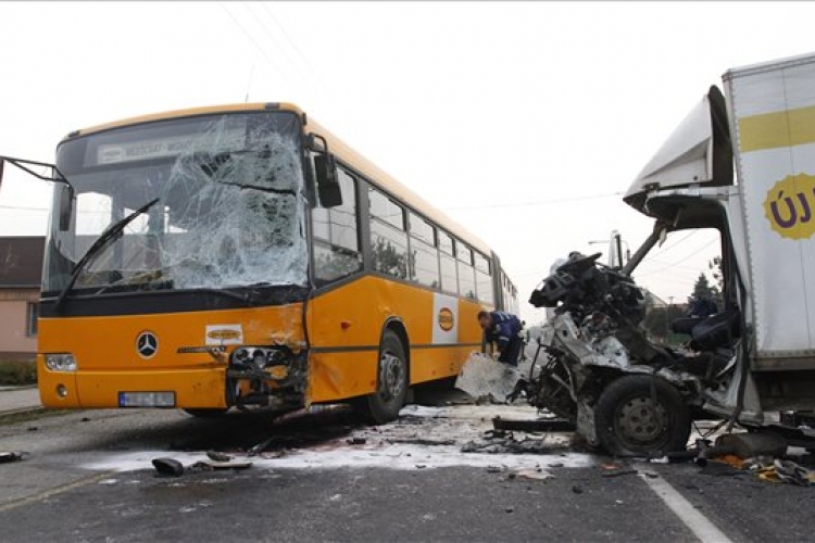 Csuklós busz és kisteherautó karambolozott Mályinál, lezárták a 3-as utat