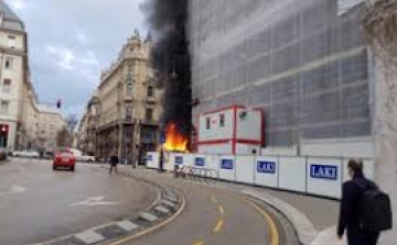 Kiégett egy lakókocsi Budapest központjában