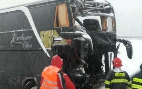 Cseh autóbusz súlyos balesete Szlovákiában
