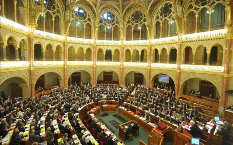 Hétfőn kezdődik a parlament őszi ülésszaka