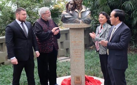 Petőfit és Szendrey Júliát közösen ábrázoló szobrot avattak Kínában 