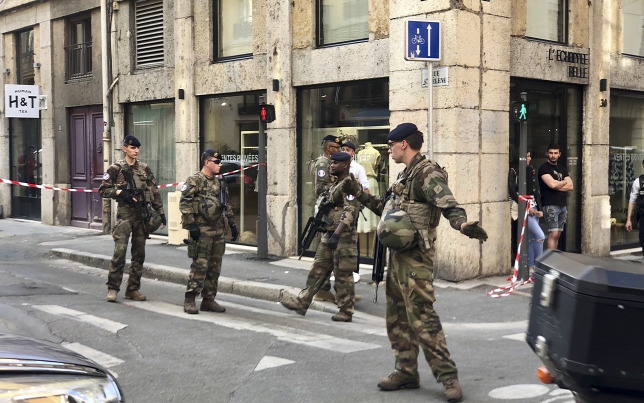 Bomba robbant Lyon sétálóutcájában, sokan megsérültek
