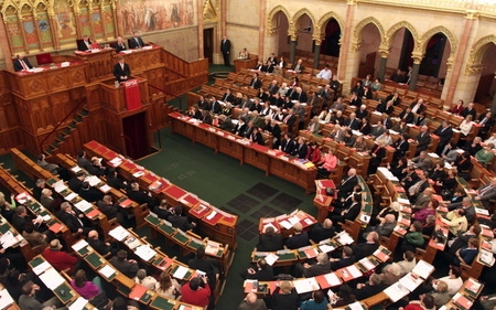 OGY - A rezsicsökkentés védelméről és az új nemzetiségi ombudsmanhelyettesről szavaz a Ház