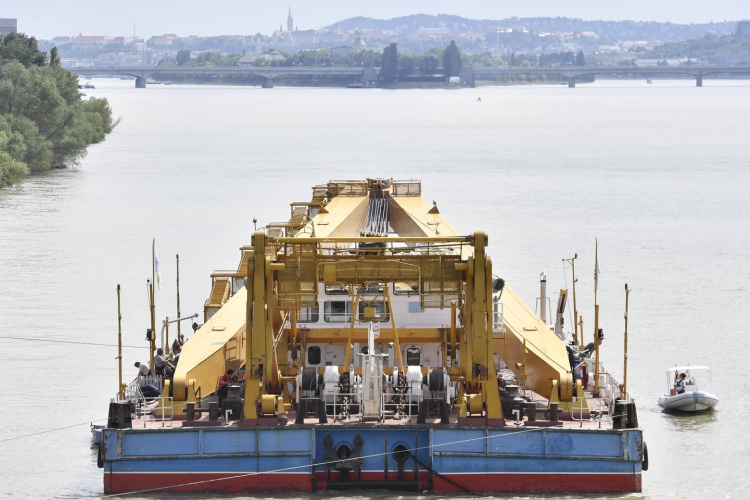 Hajóbaleset: Clark Ádám beúszott Budapestre