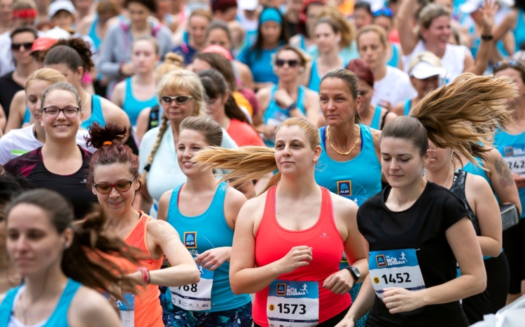 Közel tízezren vettek részt a női futógálán a Népligetben