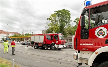 Tűzoltóautóval ütközött egy személygépkocsi Győrben