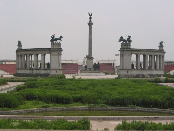 Már a második pontos mása készült Kínában a magyar Hősök terének? – FOTÓK