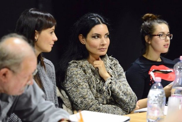 Gregor Bernadett játssza Csuka Mónikát. Fotó: Új Színház/Facebook