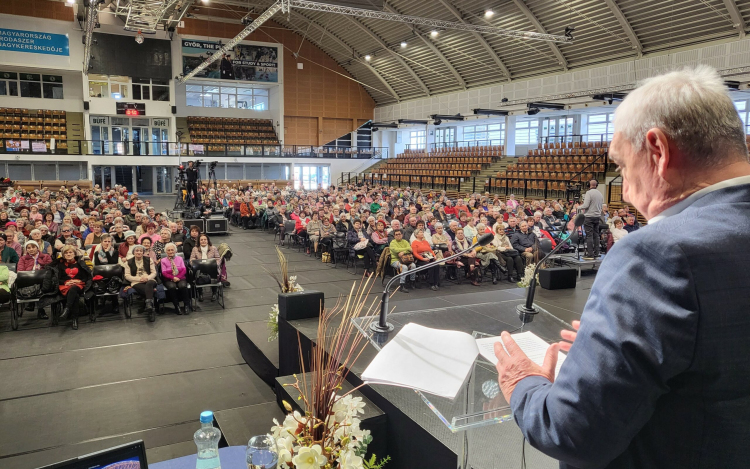 A Vill-Korr történetét mutatta be Gasztonyi László a nyugdíjasegyetem nyitó előadásán