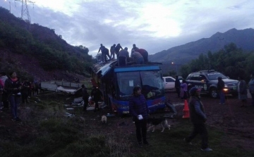 Általános iskolásokat szállító busz zuhant a szakadékba