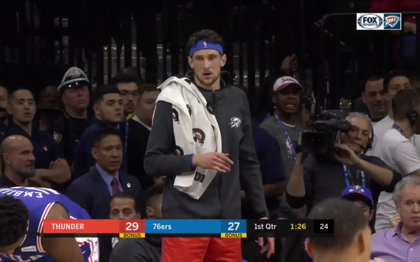 Kiugrott a kosaras ujja, de folytatta a játékot