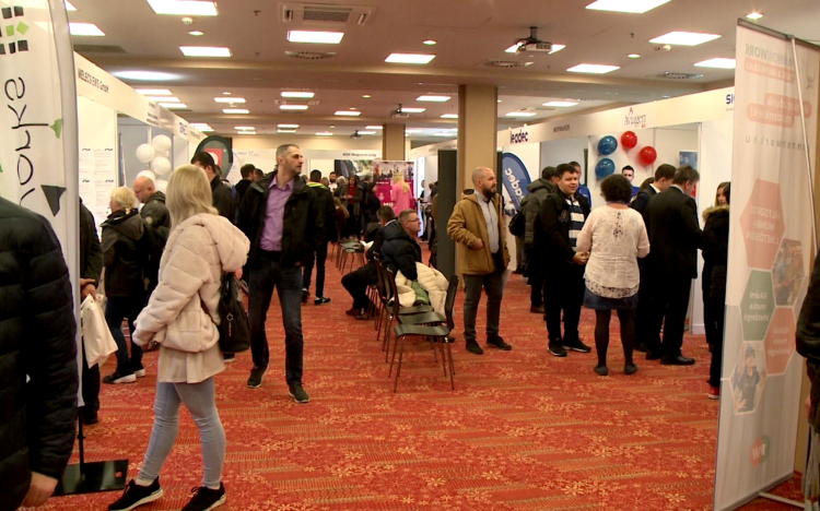 Közel 40 kiállító várta a munkakeresőket