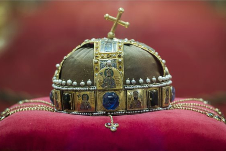 Könyv jelenik meg a Szent Korona hazatéréséről 