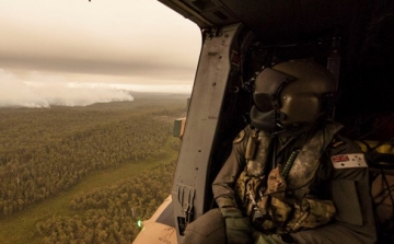 Újabb tűz Ausztráliában: Egy oltásban segítő helikopter okozta