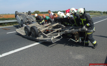 Lerepült egy autó a tréllerről, súlyos baleset az M1-esen
