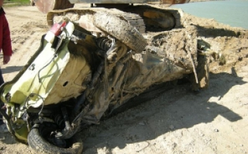 Autókat törtek fel, loptak el - fotókkal, videóval