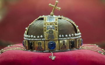 Feldarabolták - és elásták volna Szent Koronánkat