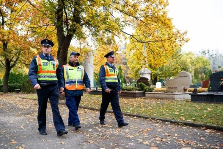 Mindenszentekkor és halottak napján virágzik a bűnözés és több a baleset is