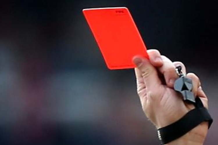 Lefejelte a focibírót, mert nem tetszett neki a döntés