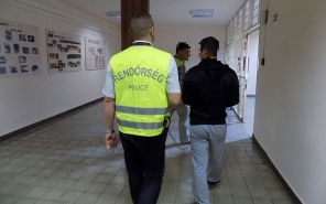 Rendőrkézen a győri késelő - képekkel, videóval