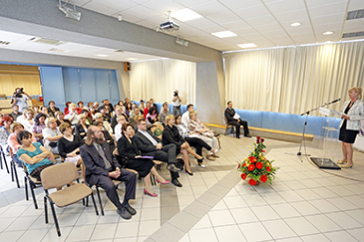 Modern természettudományos laboratórium a Révaiban 