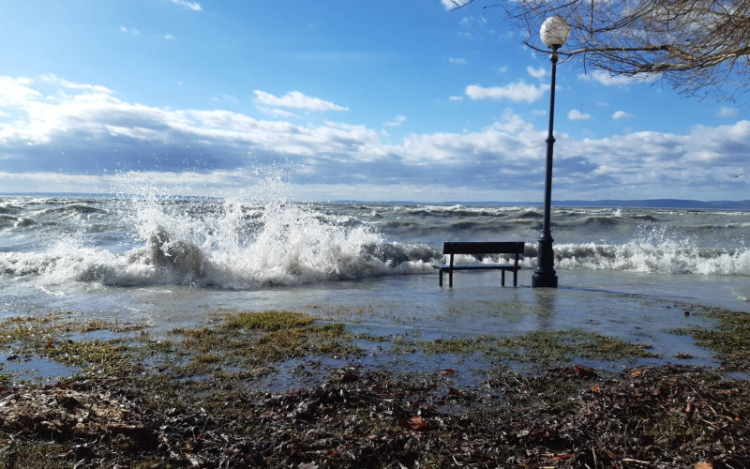 Átlökte a szélvihar a Balaton vizét a keleti medencébe 