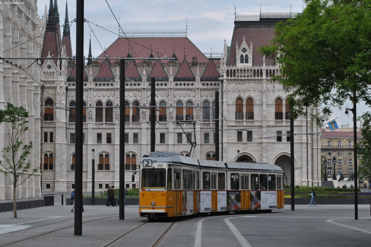 Villamos gázolt a Parlament előtt