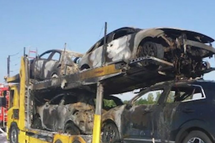 Megdöbbentő videó! Autószállító kapott lángra az M86-oson