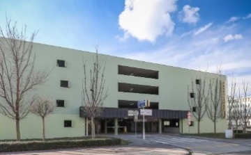 Takarítás a Révai parkolóházban