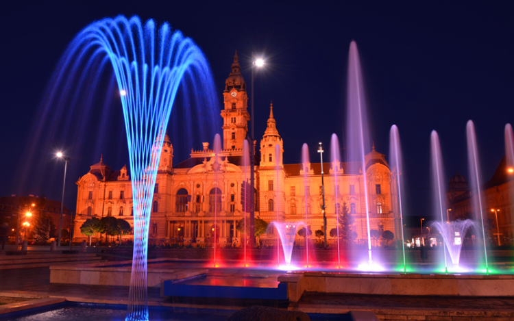 Vízsugarak tánca a Megyeháza téren