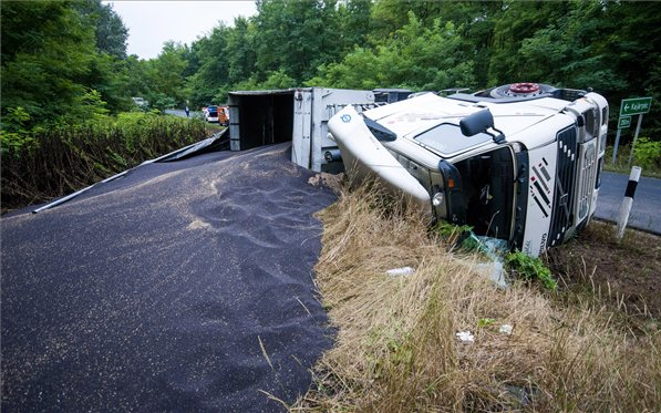 Busz és kamion ütközött a 83-as főúton - tizenöt sérült - újraindult a forgalom