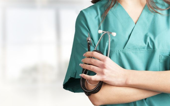 Rátámadt a nagymama egy miskolci ápolónőre