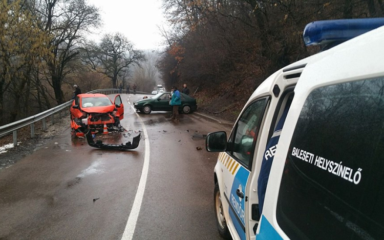 Súlyos baleset, teljes útzár Egernél