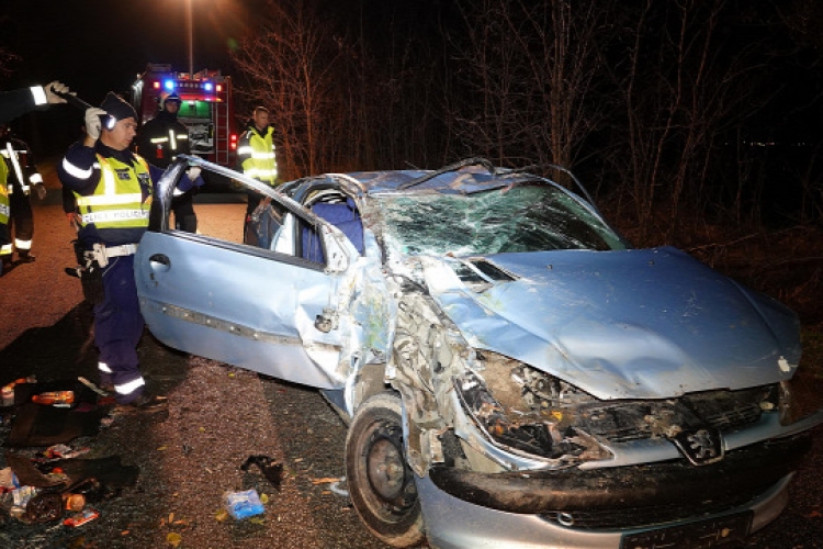 Fának csapódott egy autó Kunszentmártonnál, a sofőr szörnyethalt