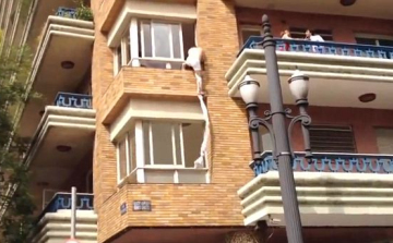 A harmadik emeleti ablakon át menekült a szerető - Videó!