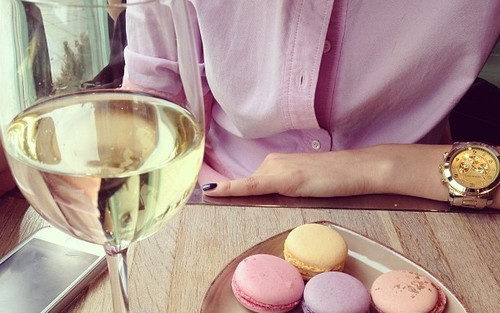 A bor színe, a pohár alakja és mérete is befolyásolja, ki mennyit iszik