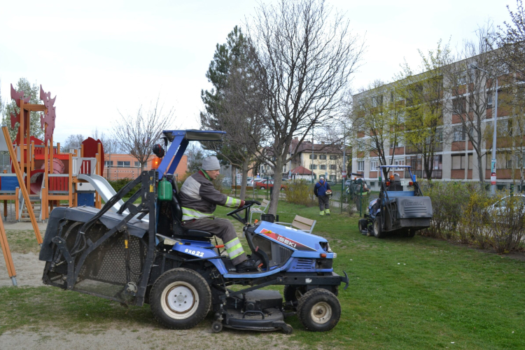 Elkezdődött a fűnyírás Győrben a közterületeken
